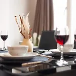 Modern Cosy 2 Bed In - 1 Min From St Hospital And 6 Mins To Centre, Free Parking, Wi-fi *