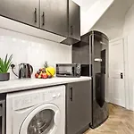Modern Cosy 2 Bed In - 1 Min From St Hospital And 6 Mins To Centre, Free Parking, Wi-fi Leeds (West Yorkshire)