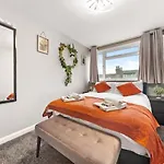 Modern Cosy 2 Bed In - 1 Min From St Hospital And 6 Mins To Centre, Free Parking, Wi-fi Leeds (West Yorkshire)