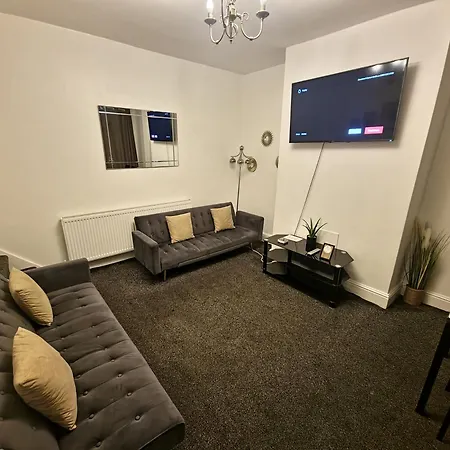 Modern Cosy 2 Bed In - 1 Min From St Hospital And 6 Mins To Centre, Free Parking, Wi-fi *