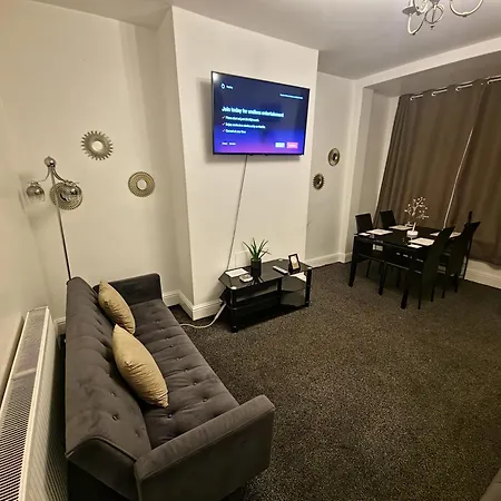 Modern Cosy 2 Bed In - 1 Min From St Hospital And 6 Mins To Centre, Free Parking, Wi-fi *
