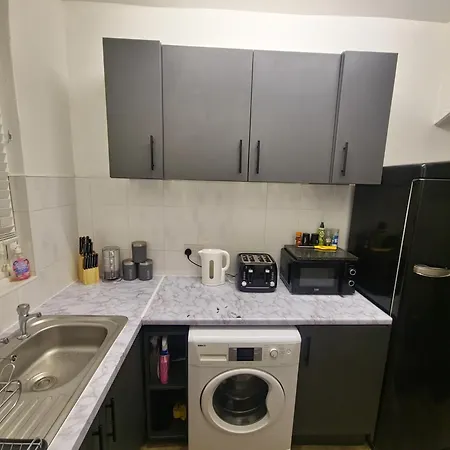 Modern Cosy 2 Bed In - 1 Min From St Hospital And 6 Mins To Centre, Free Parking, Wi-fi