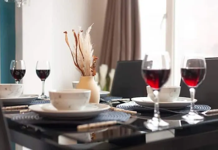 Modern Cosy 2 Bed Room Home In Leeds - 1 Min From St James Hospital And 6 Mins To Leeds City Centre, Free Parking, Wi-Fi *