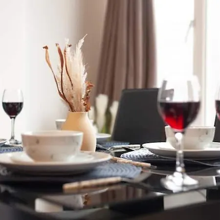 Modern Cosy 2 Bed In - 1 Min From St Hospital And 6 Mins To Centre, Free Parking, Wi-fi *