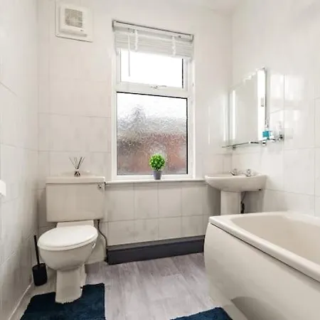 公寓 Modern Cosy 2 Bed In - 1 Min From St Hospital And 6 Mins To Centre, Free Parking, Wi-fi