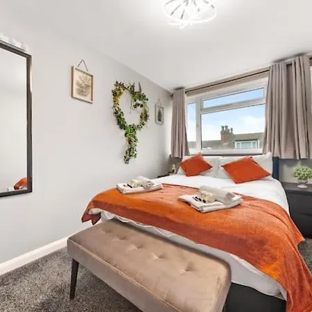 Modern Cosy 2 Bed In - 1 Min From St Hospital And 6 Mins To Centre, Free Parking, Wi-fi 利兹