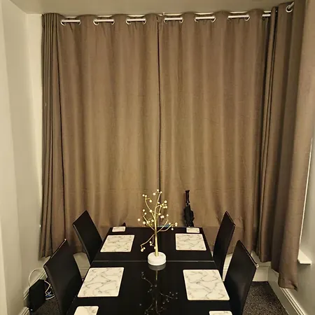 Modern Cosy 2 Bed Room Home In Leeds - 1 Min From St James Hospital And 6 Mins To Leeds City Centre, Free Parking, Wi-Fi * Лідс