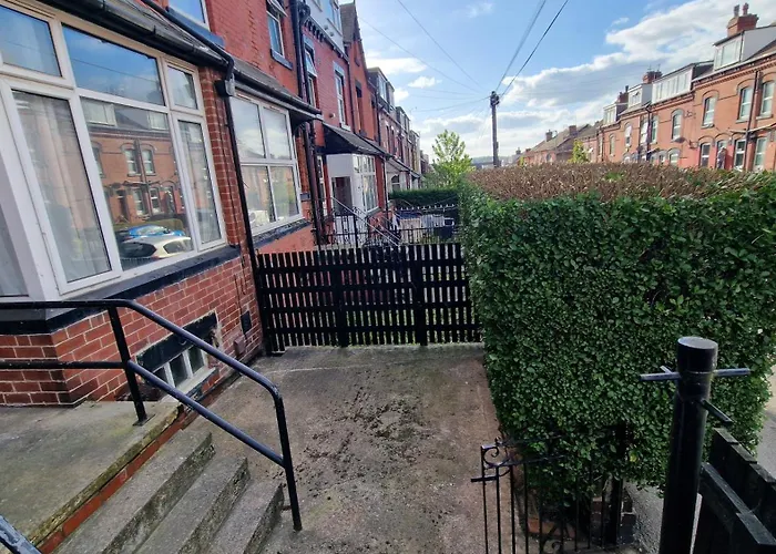 Апартаменти Modern Cosy 2 Bed Room Home In Leeds - 1 Min From St James Hospital And 6 Mins To Leeds City Centre, Free Parking, Wi-Fi Лідс